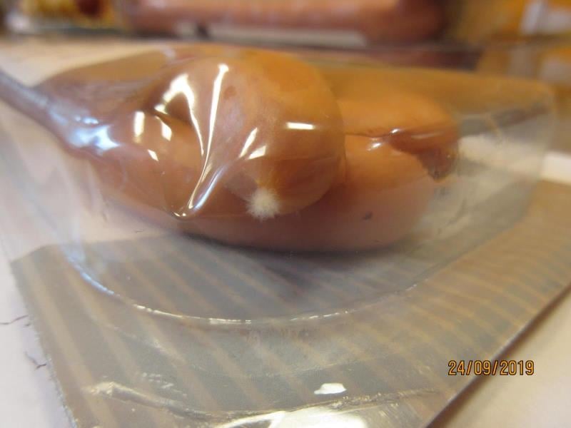 57 nálezů v kategorii nebezpečných potravin. Kostelecké uzeniny Poctivé PÁRKY VÍDEŇSKÉ, prodejna Albert Vsetín. Potravina měla oslizlý povrch, na kterém se vyskytovala plíseň viditelná pouhým okem. Při kontrole nebyly zjištěny nevyhovující teploty skladování tohoto výrobku. Potravina neměla prošlé datum použitelnosti.