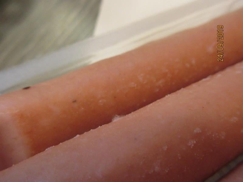 57 nálezů v kategorii nebezpečných potravin. Kostelecké uzeniny Poctivé PÁRKY VÍDEŇSKÉ, prodejna Albert Vsetín. Potravina měla oslizlý povrch, na kterém se vyskytovala plíseň viditelná pouhým okem. Při kontrole nebyly zjištěny nevyhovující teploty skladování tohoto výrobku. Potravina neměla prošlé datum použitelnosti.