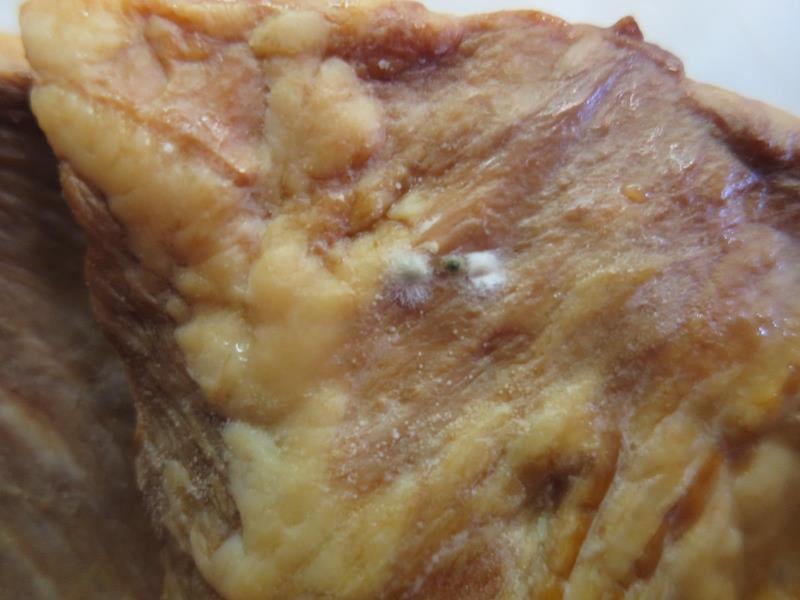 57 nálezů v kategorii nebezpečných potravin. POTRAVINY u MAXXÍKA, Prostějov, uzená slanina bez kůže. Na povrchu výrobku se vyskytovala plíseň viditelná pouhým okem. Potravina měla prošlé datum použitelnosti.