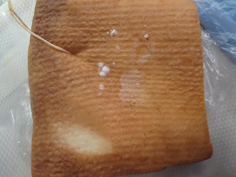 57 nálezů v kategorii nebezpečných potravin. POTRAVINY u MAXXÍKA, Prostějov, uzená slanina bez kůže. Na povrchu výrobku se vyskytovala plíseň viditelná pouhým okem. Potravina měla prošlé datum použitelnosti.