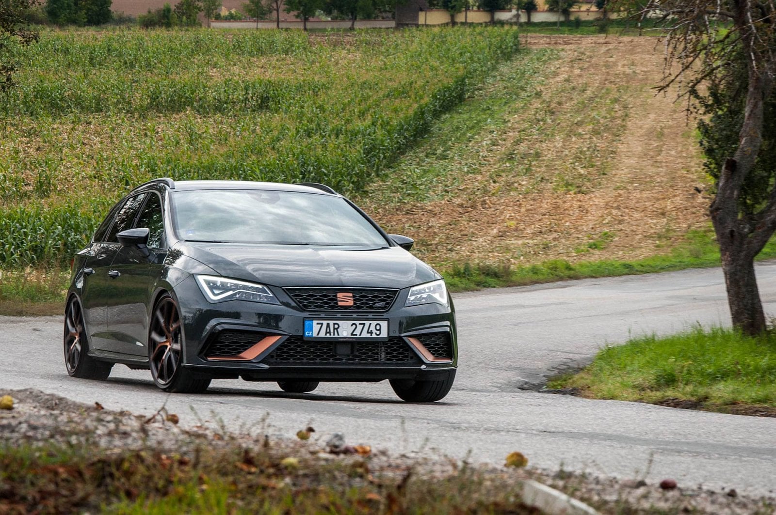 2019-11-seat-leon-cupra-r-st-35-of-39.jpg