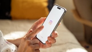 V ruce mobil s aplikací Instagram