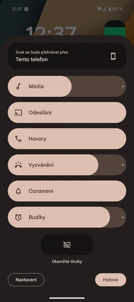 Nové celoobrazové nastavení hlasitosti zobrazíte stisknutím tří teček u hlasitosti