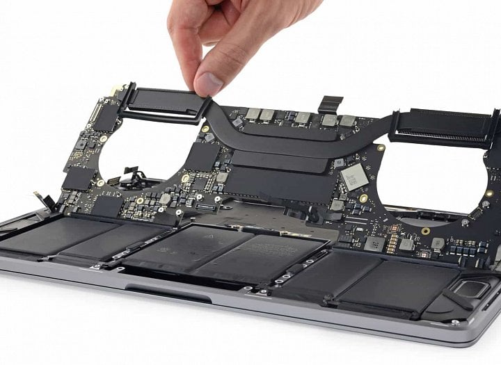 Deska MacBooku Pro 2018 (Foto: iFixit). Samostatné SSD uvnitř nenajdete. Čip NAND jsou natvrdo přímo na hlavním PCB (vlevo dole v rohu pod výřezem pro ventilátor)