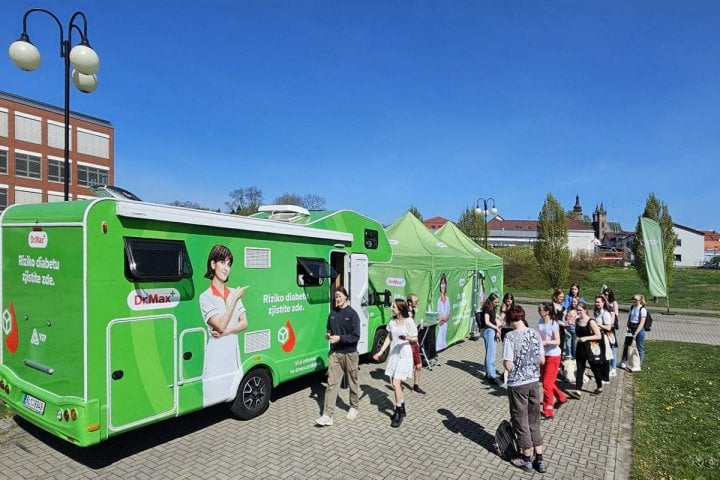 Lékárníci v zeleném obytném voze měří hodnoty glykémie