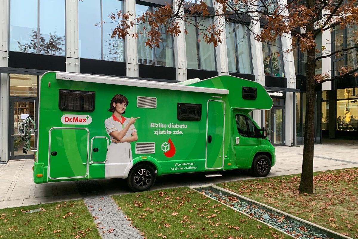 Zelený obytný vůz, ve kterém  lékárníci měří glykémii