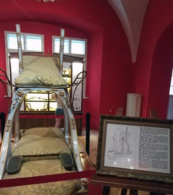 Křeslo lásky si pak Eduard nechal zhotovit od Louisa Soubriera a využíval jej údajně pro snadnější styk se dvěma milenkami zároveň, anebo také pro orální sex.