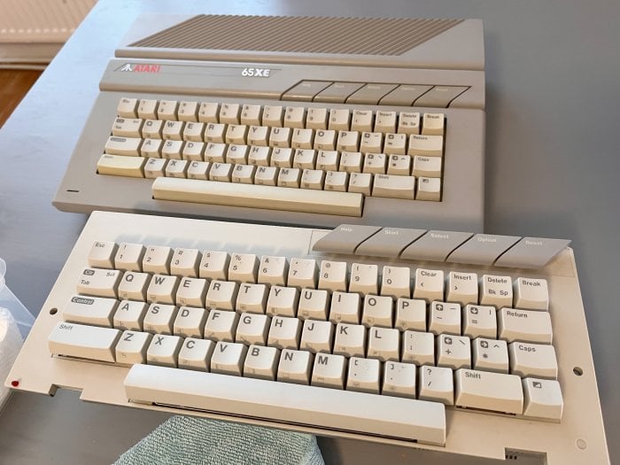 Autor: Michal Tauchman, podle licence: <a href="http://creativecommons.org/licenses/by-sa/4.0/deed.en">CC BY-SA 4.0</a> Skládání klávesnice.