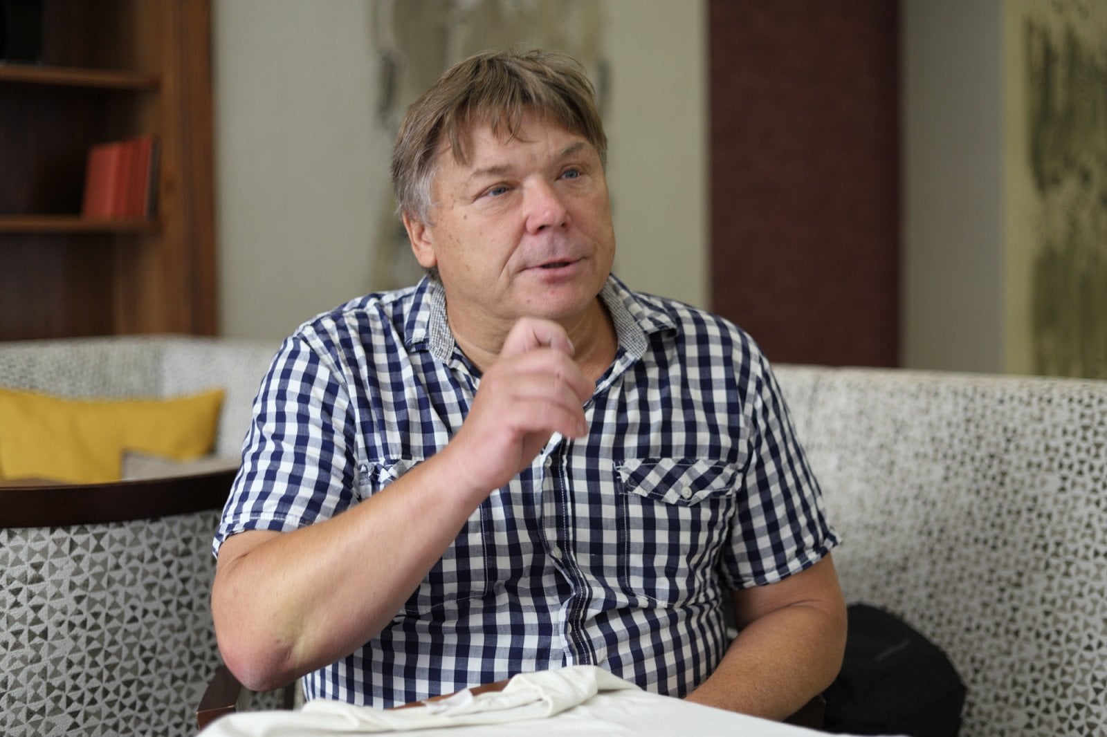 Roman Čada po letech v budově, kde v roce 1995 otevřel první českou internetovou kavárnu