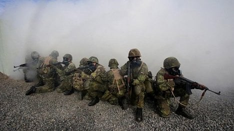 Náhledový obrázek - Až příliš levný armádní nákup: přilby pro vojáky neprošly testy