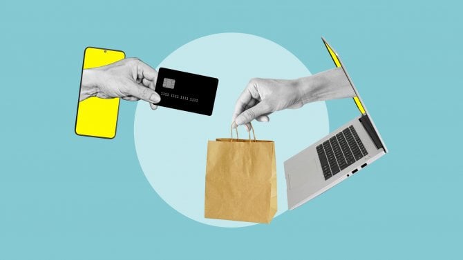 Prodej zboží a elektronický obchod, online obchodní platformy a doručovací služby. Jedna ruka na obrazovce drží kreditní kartu a druhá papírovou nákupní tašku.