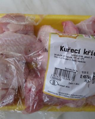 Kuřecí křídla čerstvá. Kategorie: Nebezpečné potraviny. Nevyhovující parametr: vůně. Výrobek zapáchal po kažení. Při kontrole nebyly zjištěny nevyhovující teplotní podmínky skladování tohoto výrobku, potravina neměla prošlé datum použitelnosti. Výrobce / Distributor: Vodňanská drůbež, a.s. Místo kontroly: Globus ČR, k.s., Brno