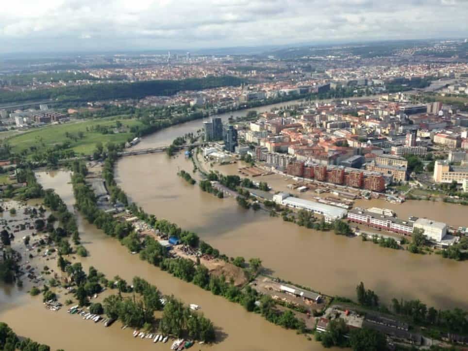 2011-11-povodnc49b-pokrac48dujc3ad-voda-v-mc49blnc3adku-stoupc3a