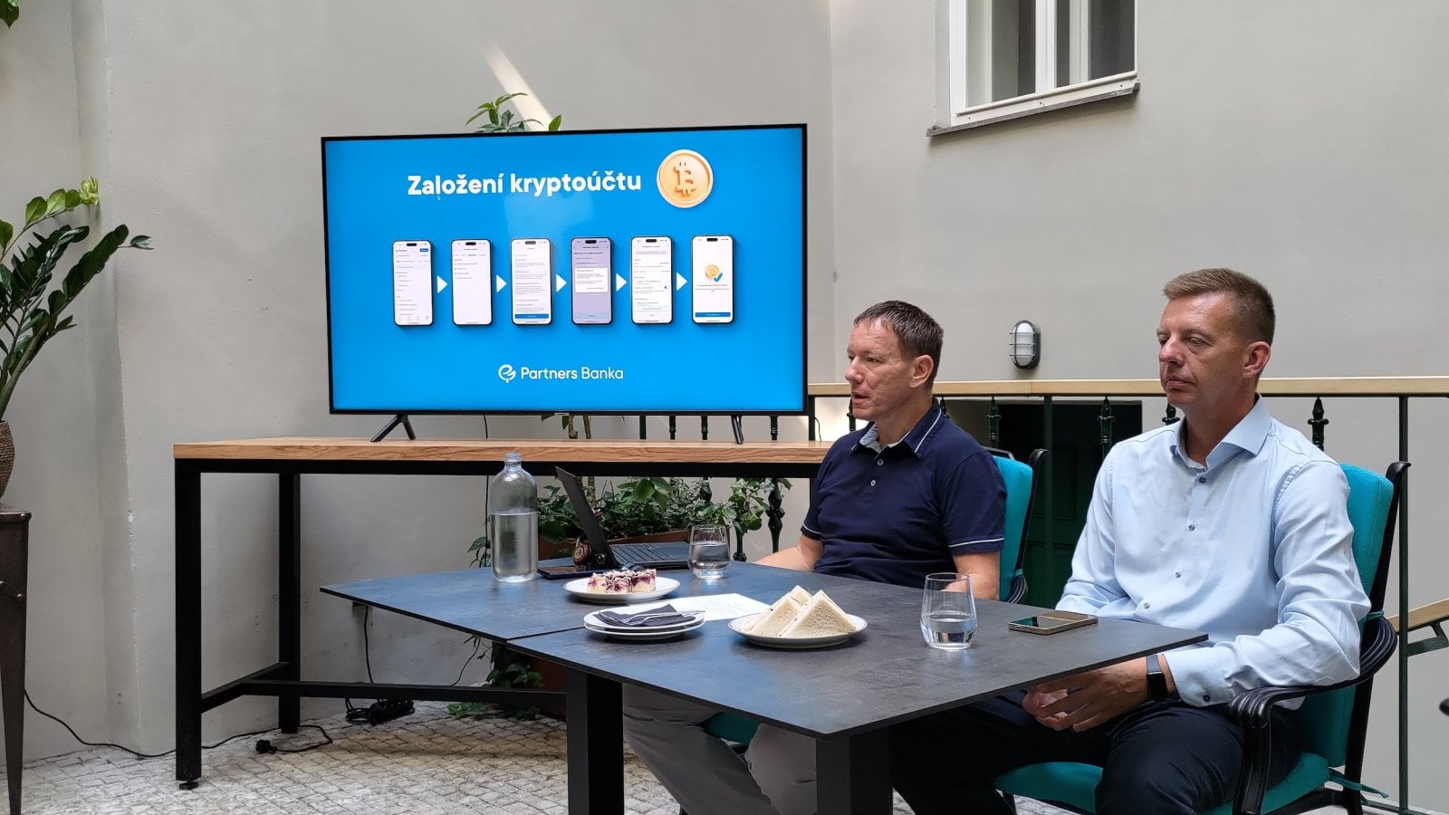 Tisková konference Partners Banky ke spuštění služby nákupu a prodeje bitcoinu. Zleva: Petr Borkovec, generální ředitel Partners Banky a Marek Kyrsch, ředitel největší české kryptosměnárny Anycoin. (05. 08. 2026)