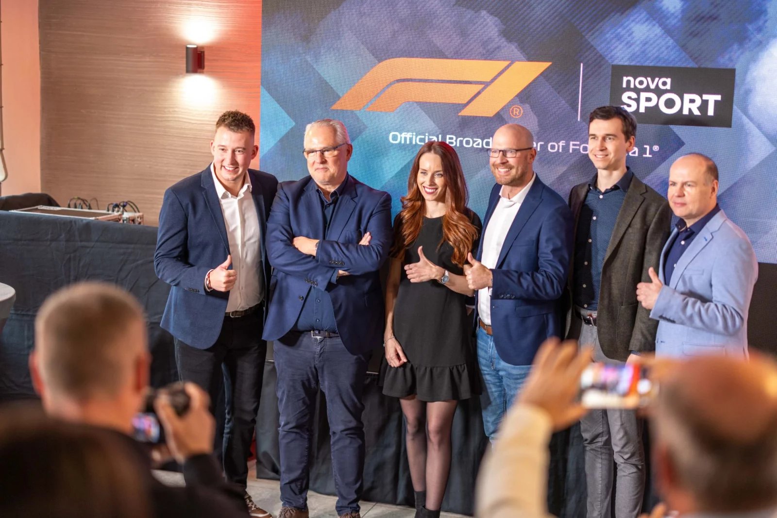 Komentátor Josef Král, ředitel CME Didier Stoessel, moderátorka Jitka Poláková, komentátor Števo Eisel, komentátor Pavel Fabry a šéf sportu TV Nova Dušan Mendel.