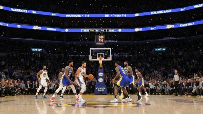 Basketbaloví Los Angeles Lakers mění opět majitele. Bývalý vlastník na jejich rekordním prodeji vydělá 2,5 miliardy dolarů