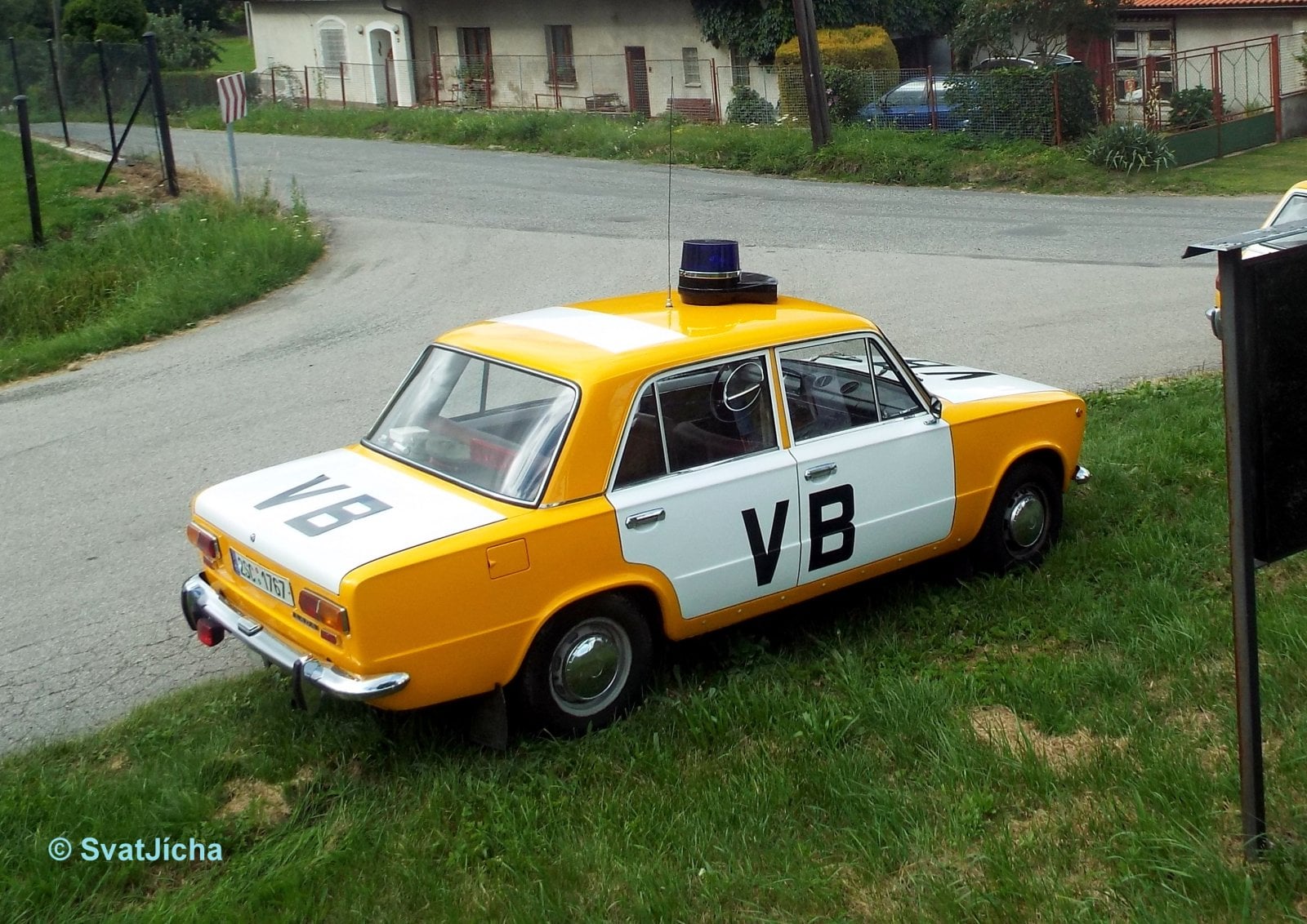Stovky žigulíků jezdí na veteránské i značkové srazy, některé vyvedené v barvách Veřejné bezpečnosti (Policie), ale téměř vždy jde jen o napodobeninu