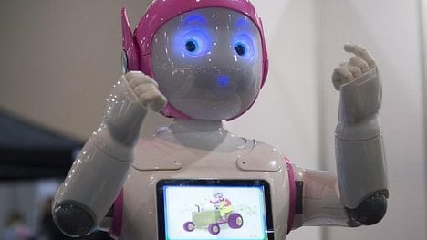 Náhledový obrázek - Přebyteční rodiče? Děti zabaví čínský robot