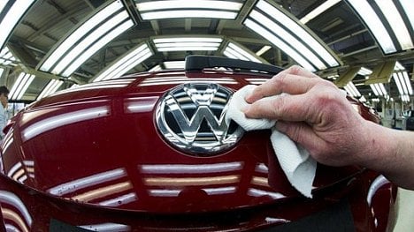 Náhledový obrázek - Volkswagen nestíhá měřit emise nových vozů. Továrně ve Wolfsburgu hrozí odstávka