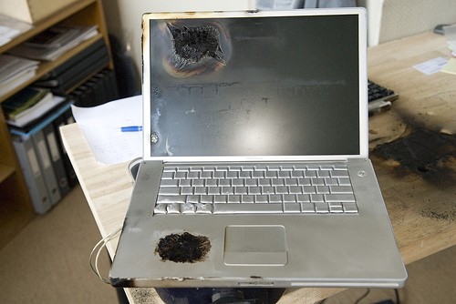 Nejen PC notebooky umí shořet. Před několika lety měl i Apple problémy s bateriemi Sony. Na obrázku je vidět poškození těla i displeje nad ním.