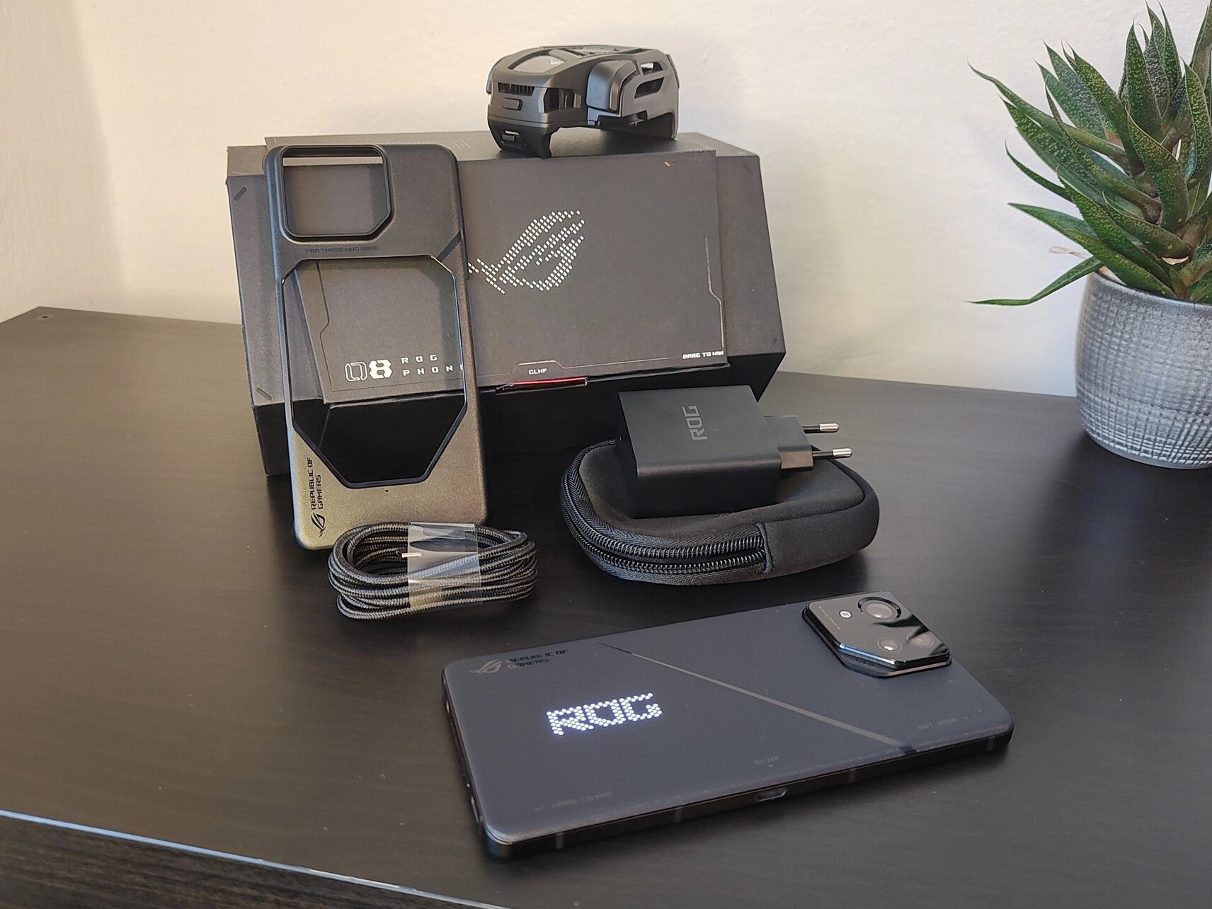 Honosné balení ukrývá bohatý obsah včetně aktivního chladiče