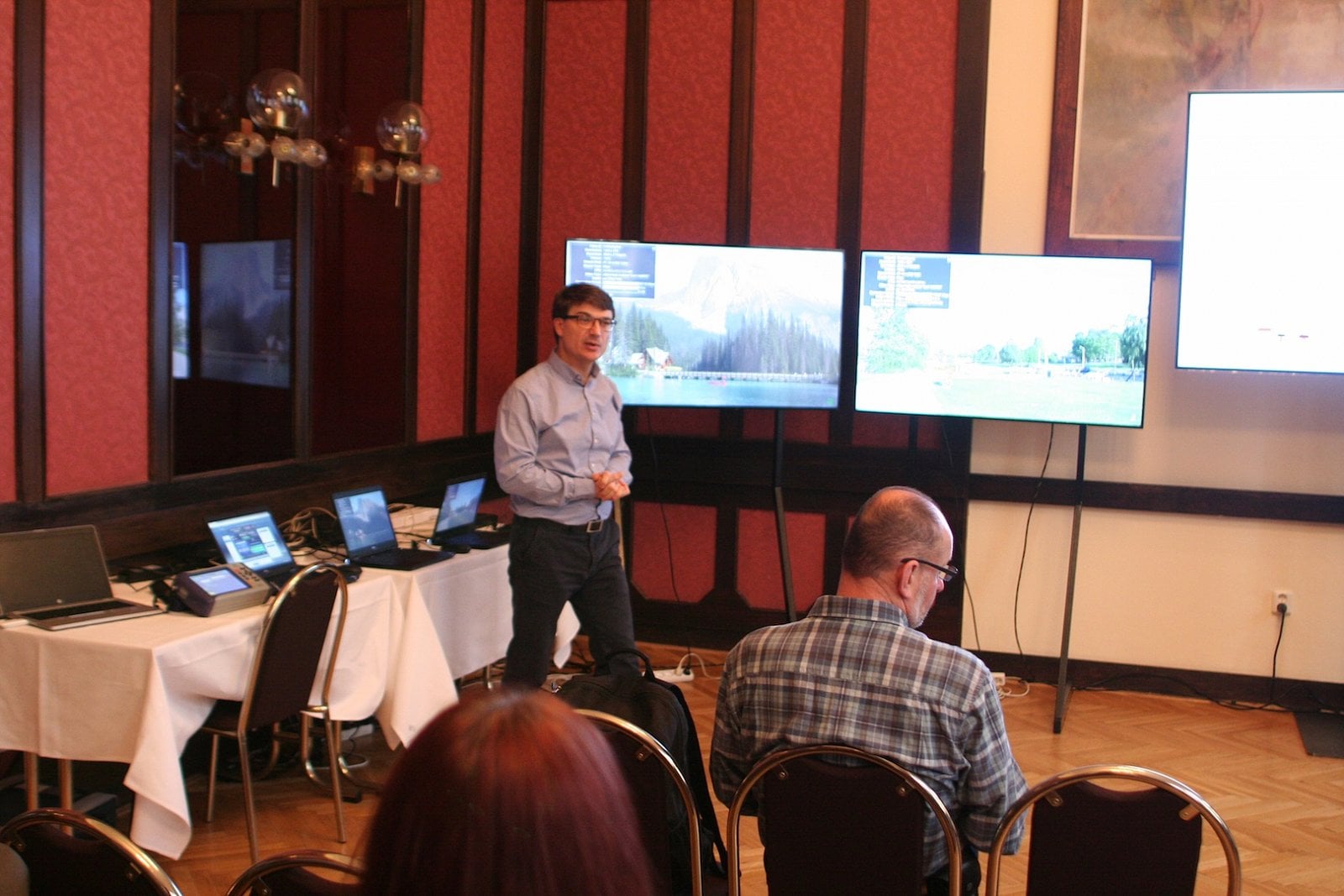 Demonstrace probíhala na třech linkách, dvě televize přehrávaly po jedné lince dvě 4K videa, každé o toku více než 100 Mbps.