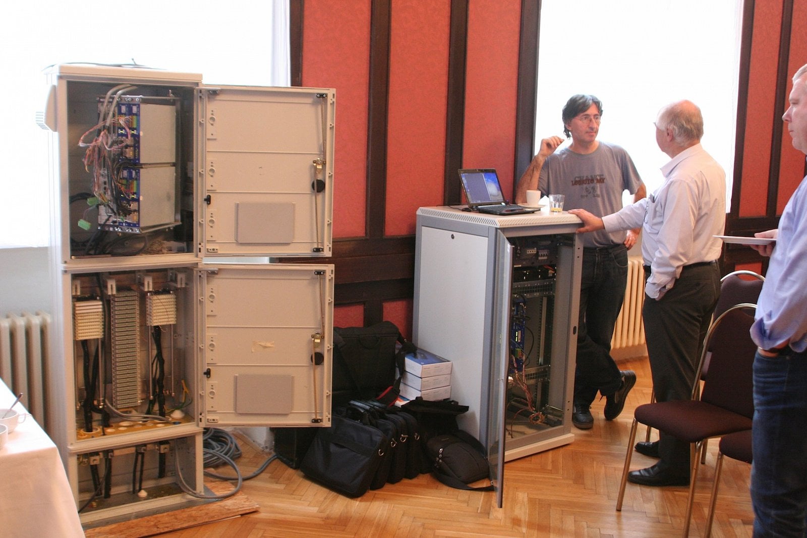 Vzdálené napájení vysunutého DSLAM. Vlevo DSLAM, vpravo napájení.