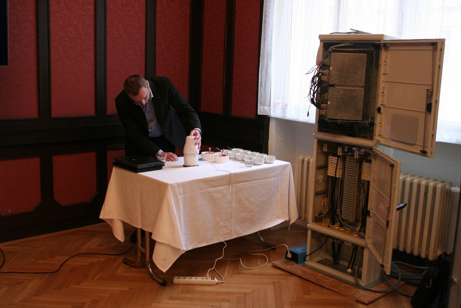 Demonstrace konverze stejnosměrných 48 V z DSLAM zpět na 230 V. Zde konkrétně pro pohon stroje na šlehačku.