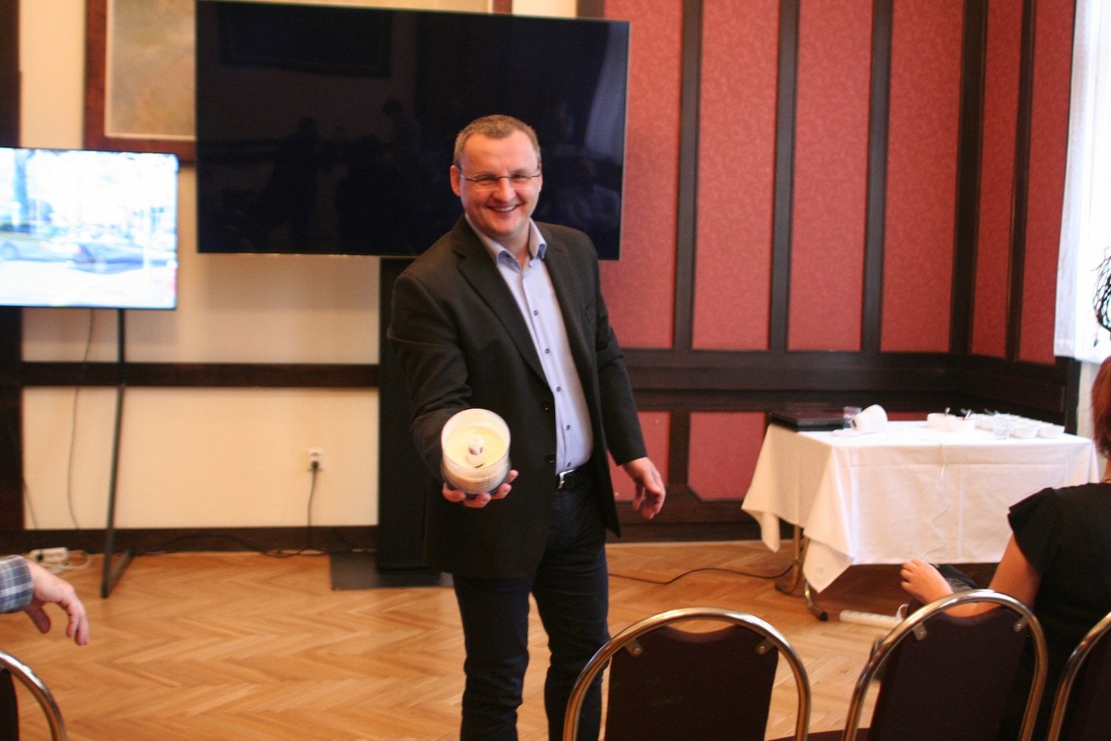 Výsledek: technik si u DSLAM může udělat jahody se šlehačkou. V praxi si ale spíš může připojit nějaké nářadí nebo notebook do zásuvky. Každých osm párů mu dá 120 W příkonu.