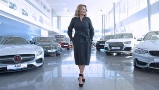 Náhledový obrázek - Ojetiny dál zdražují, „Áčka“ jich přesto prodávají rekordní množství. Podle jejich šéfky roste pomalu i zájem o elektromobily