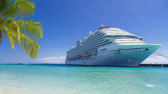 Luxusní loď kotví u tropického pobřeží