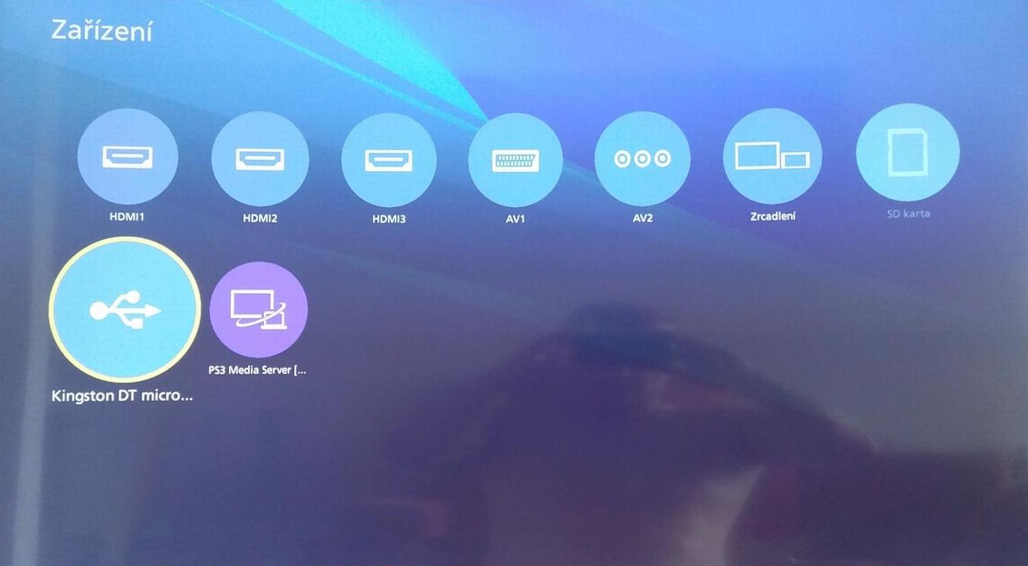 Dvě ukázky přístupu k souborovému manageru při přehrávání přes lokální síť s podporou DLNA (UpNP). Panasonic TX-55CR850 (Firefox OS) s jeho parádním textovým výpisem, který je úsporný a vysoce přehledný a Samsung UE55JS9002T (Tizen) se sice efektním ikonovým náhledem, který ovšem právě úsporný a přehledný není.
