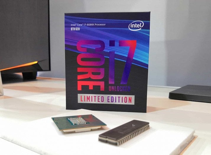 Původní a nová Intel 8086 na fotografii webu AnandTech