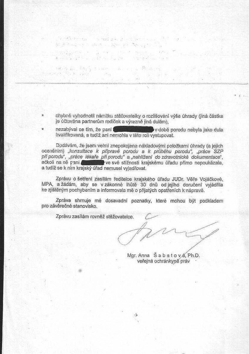 Poplatek za doprovod u porodu označila u podobného případu ombudsmanka jako neoprávněný