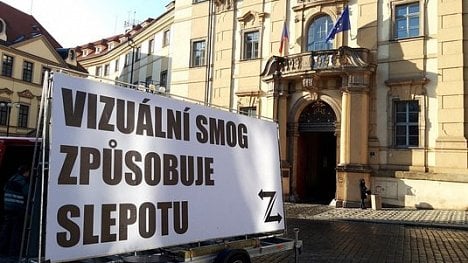 Náhledový obrázek - "Nechceme billboardovou džungli." Před magistrátem se objevily nápisy proti vizuálnímu smogu