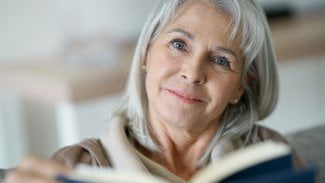 Žena v seniorském věku čte knihu