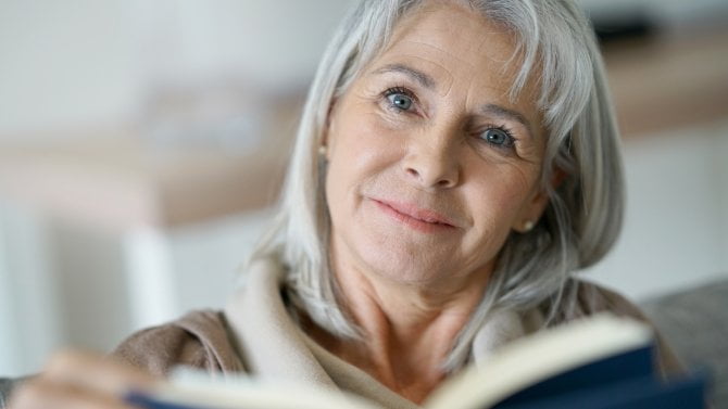 https://i.iinfo.cz/images/Žena v seniorském věku čte knihu