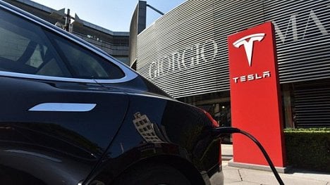 Náhledový obrázek - Tesla kvůli Irmě zvýšila na dálku dojezd svých aut. Klienti se obávají její moci