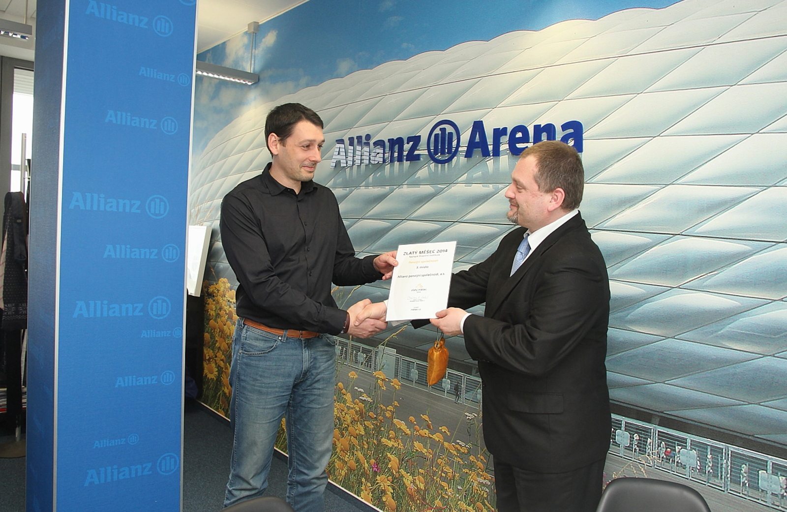 Pavel Jechort, vedoucí oddělení strategického a operativního marketingu Allianz pojišťovny, přebírá ocenění pro Allianz penzijní společnost za 3. místo v kategorii Penzijní společnosti