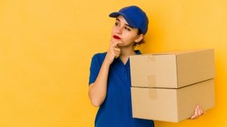 Žena s balíčkami v ruce přemýšlí, co s nimi má udělat