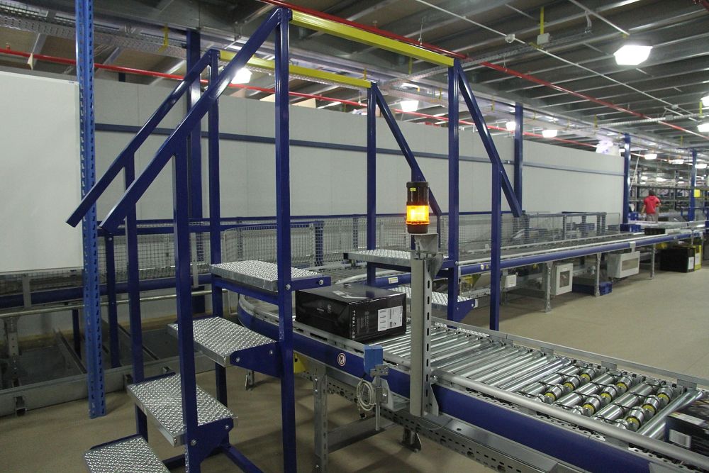 Skenery se nenechají oblafnout. Když zboží otočíte tak, aby nemohly přečíst čárový kód, dopravník se zastaví a spustí se alarm.