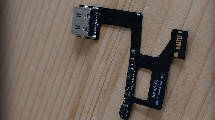 Konektor USB-C se součástkami, které se starají o převod na Lighning až v těle iPhonu