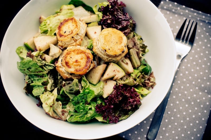 Koncept salátových barů už se uchytil i v Česku. A daří se mu.