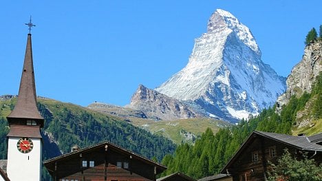 Náhledový obrázek - Výhled na Matterhorn, vesnička z pohádky i křišťálově čistá jezera. Jaká jsou ta nejkrásnější místa Alp?