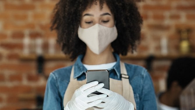 6.1.22 1krát/žena, servírka, mobil, restaurace