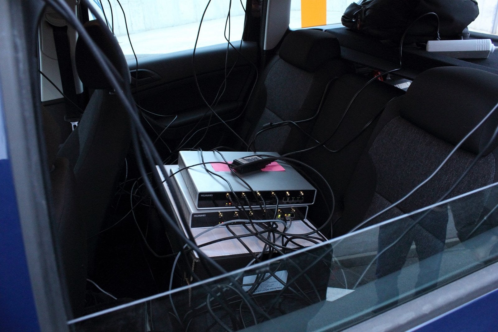 Dva přijímací terminály, které splňují parametry CAT16 zařízení. Známe je už z testování v laboratoři Vodafonu (viz http://www.lupa.cz/clanky/mobilni-internet-s-rychlosti-1-2-gbit-s-podivejte-jak-vodafone-testuje-4-5g-sit/).