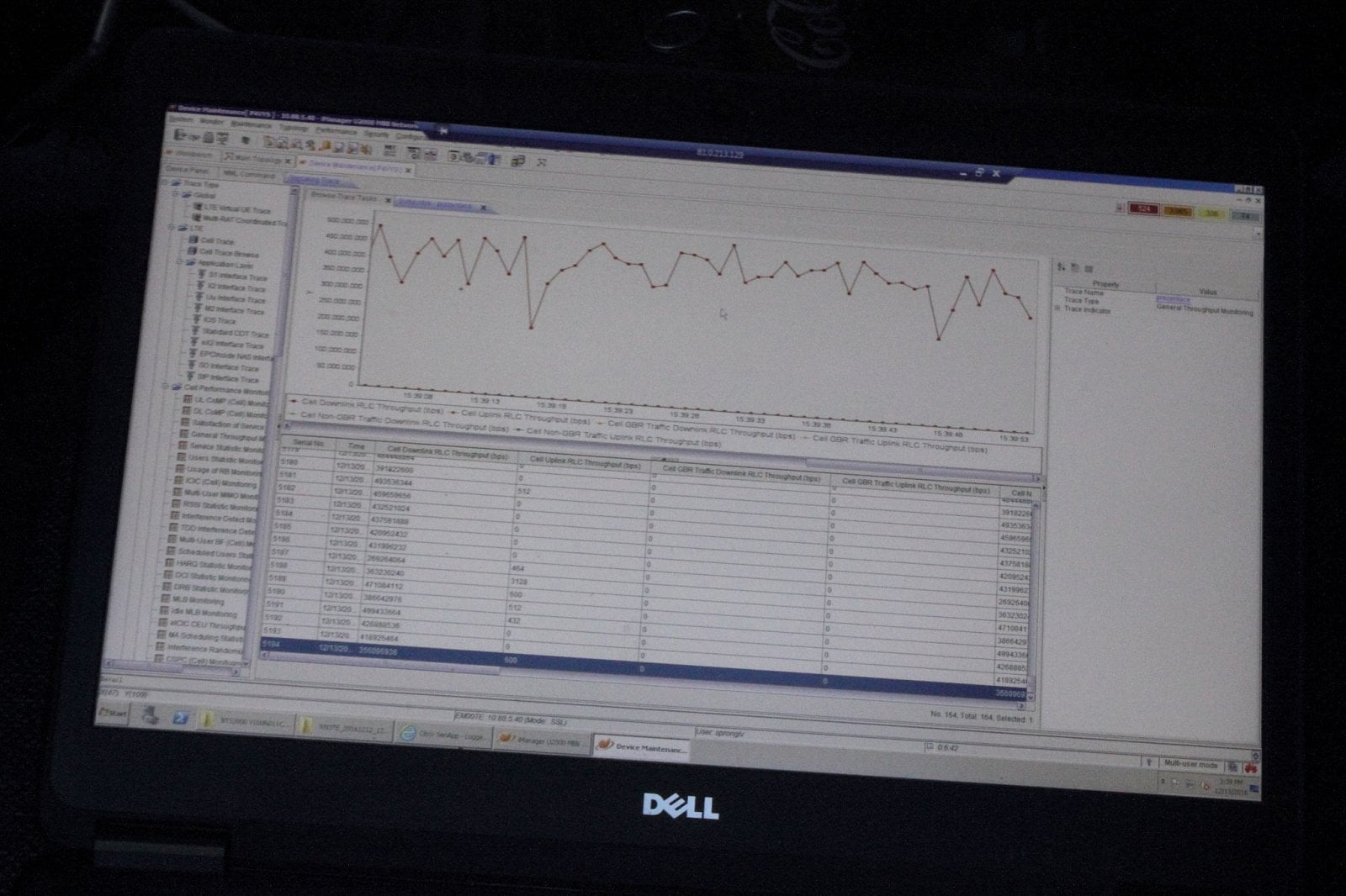 A jaká je tedy rychlost 4,5G v reálném prostředí? Měřák ukazuje rychlosti downloadu kolem 500 Mbit/s, tedy přibližně kolem poloviny teoretického maxima. „Reálné prostředí se od laboratorních podmínek zásadně liší. Signál prochází přes nejrůznější překážky, odráží se nebo je tlumen. K využívané základnové stanici se zároveň přihlašují telefony tisíců zákazníků v okolí," vysvětluje Libor Pezinek, manažer měření kvality radiových sítí v O2.