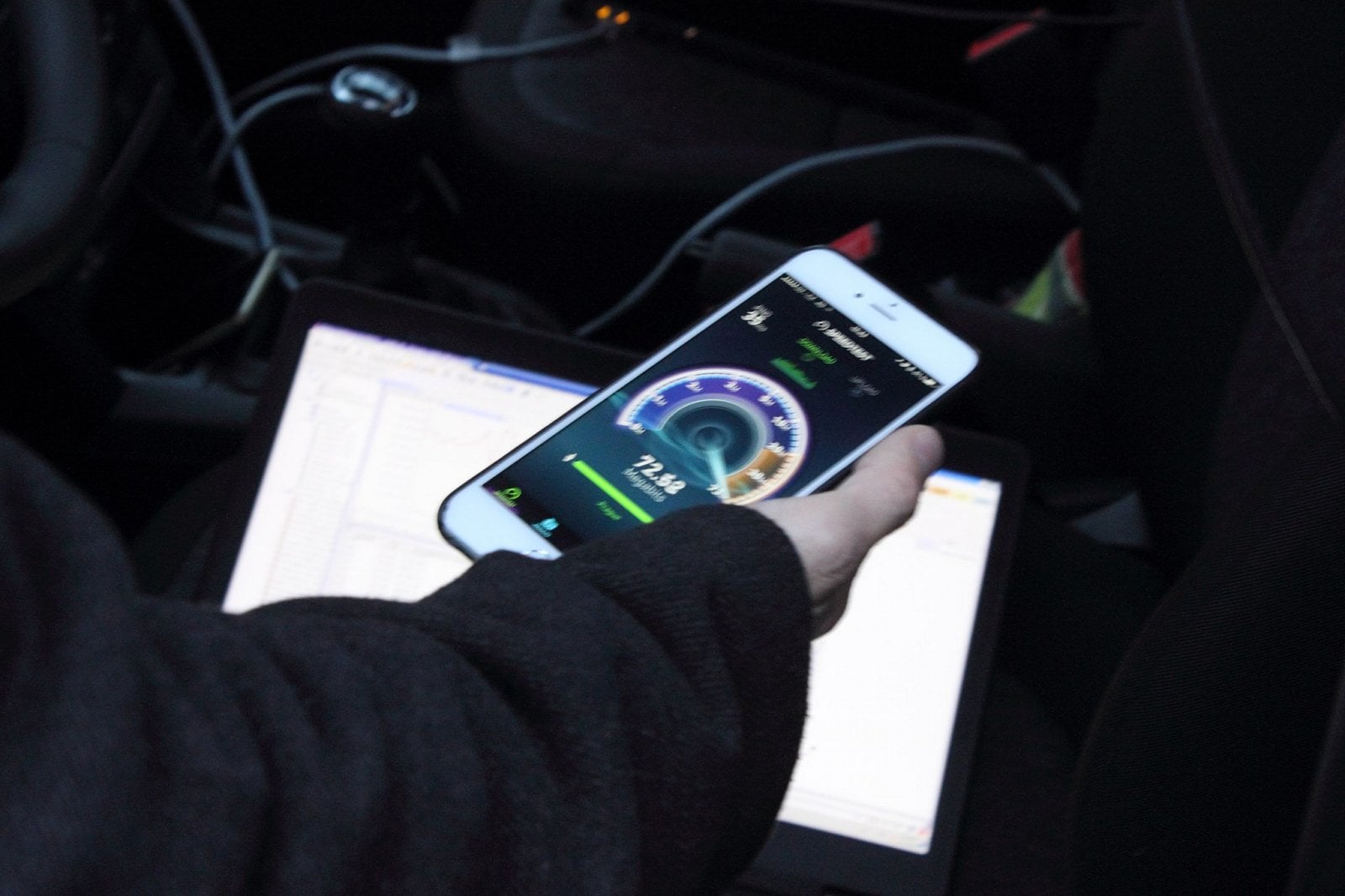 Testovací 4,5G provoz běží na základnových stanicích, které zároveň odbavují uživatele na klasickém LTE. Podle Pezinka je na nich v průměru v jedné chvíli připojeno 120 zákazníků používajících data. Kapacita by tu tedy byla.