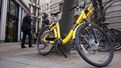 Náhledový obrázek - Agresivní nástup pronájmů kol ve městech. Místo ekologie tvrdý byznys a chaos na chodnících