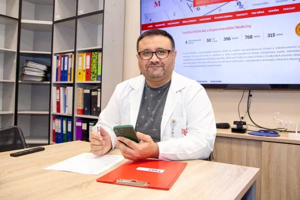 Práce transplantačního koordinátora začíná telefonátem. On sám pak telefonáty přináší práci ostatním - třeba chirurgům. Zajistit průběh darování od jednoho člověka může čítat stovky telefonátů.